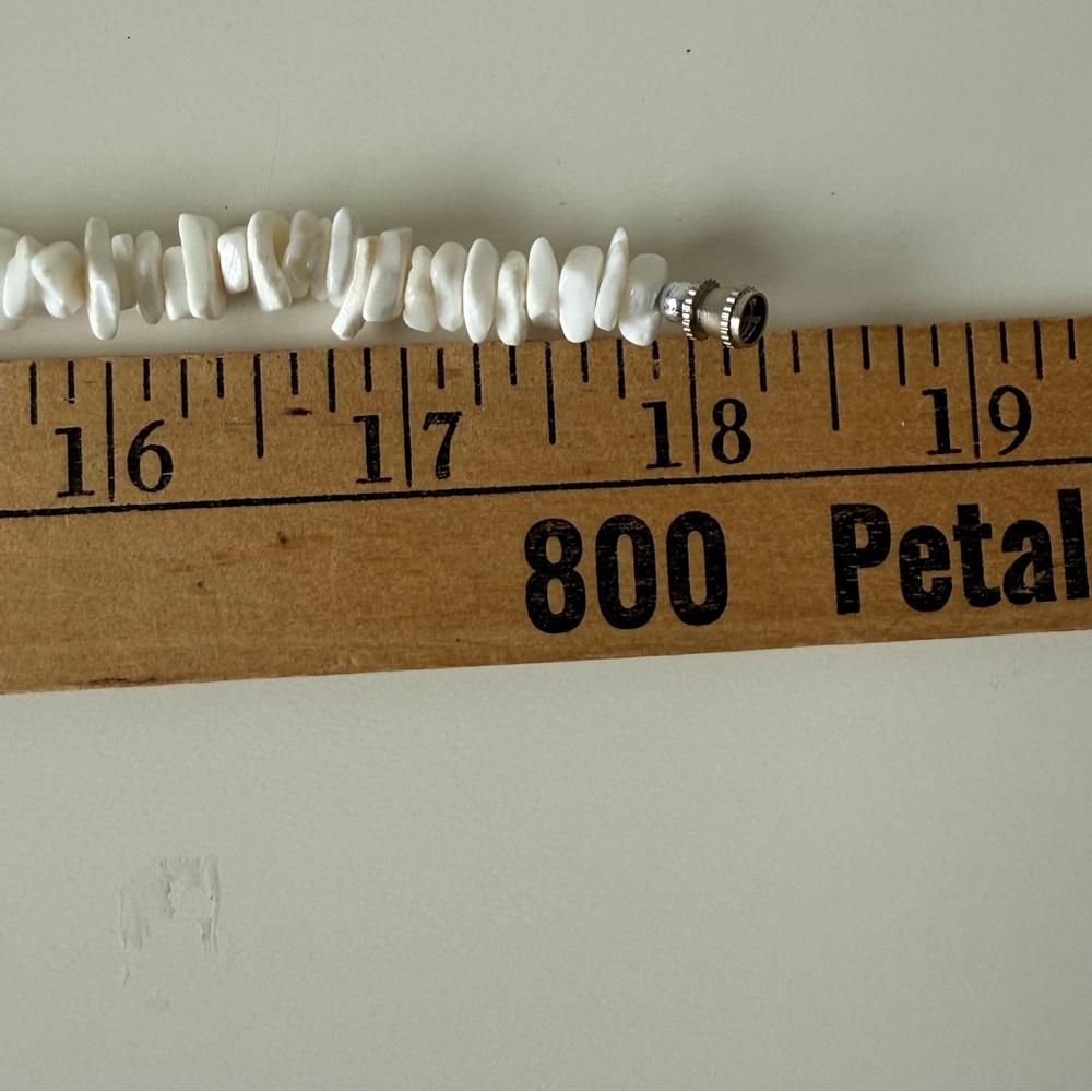 Vintage White Puka Shell Chip Necklace with Barrel Clasp 18” - Picture 8 of 8